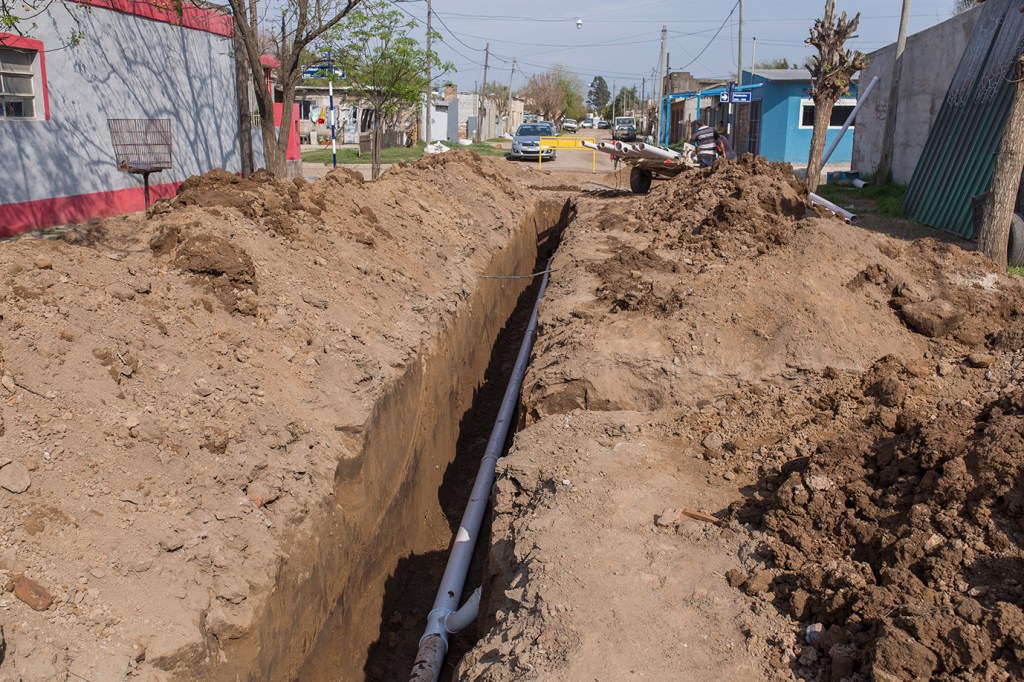 Obras del programa 100% Cloacas avanzan en distintos sectores de Bell Ville para ampliar el acceso a servicios esenciales.