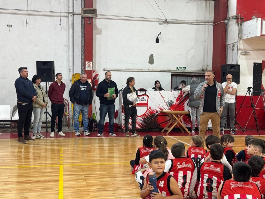 Celebración del 85° aniversario del Club San Vicente en el estadio Juan C. Licari con autoridades municipales y entrega de luminarias LED