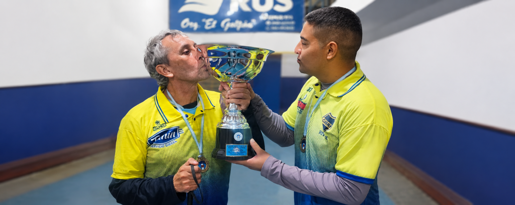 Gustavo Peralta celebra el campeonato argentino de bochas para ciegos junto a su guía técnico Lucio Díaz en Concordia.