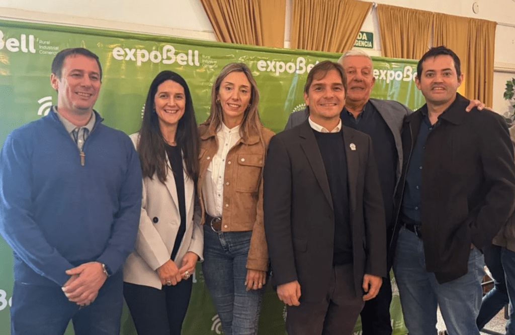 Presentación oficial de expoBell 2026 en Bell Ville junto a representantes de instituciones organizadoras y autoridades locales.