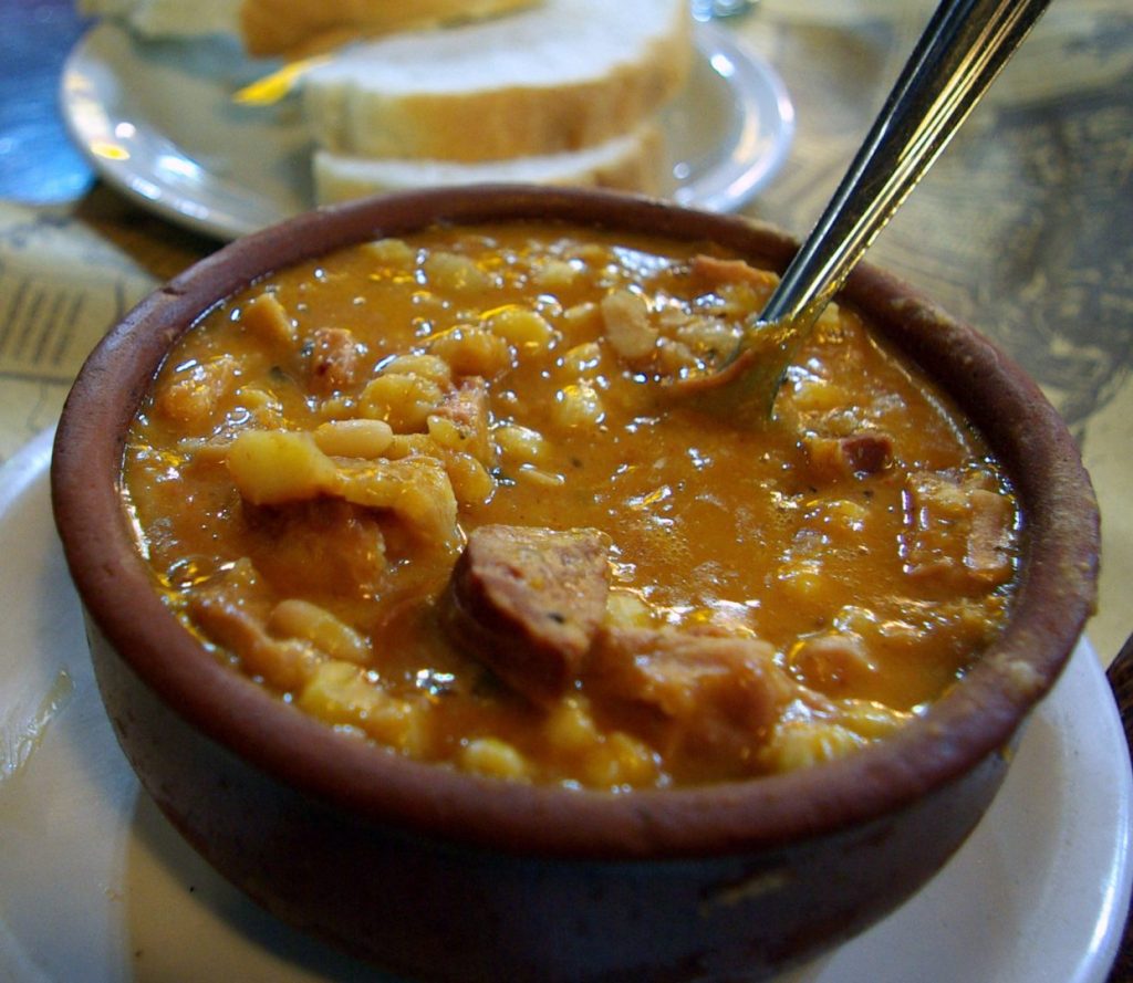 Locro tradicional del 25 de Mayo organizado por la Cooperadora del IPET N.º 267 Ex ENET.