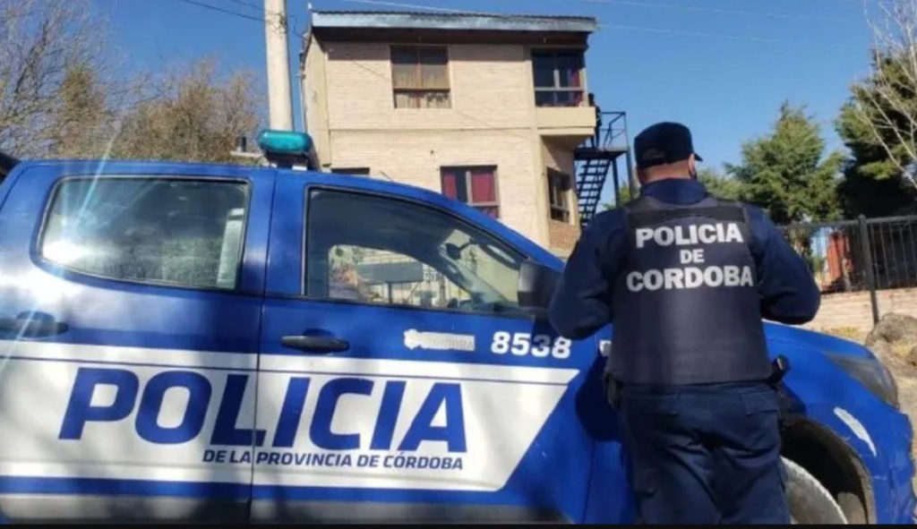 Patrullero de la Policía de Córdoba durante un operativo en una imagen ilustrativa vinculada a una investigación por presunto abuso policial.