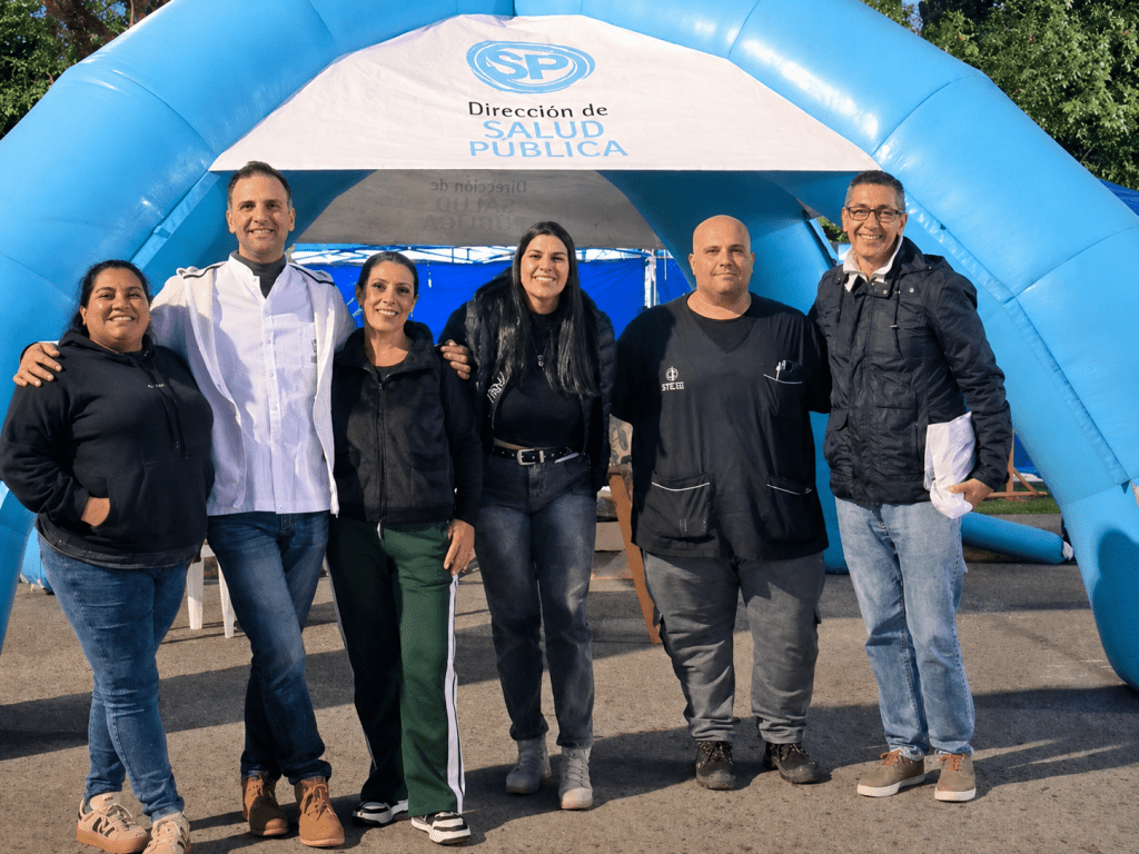 Personal de Salud Pública municipal aplica vacunas antigripales en el marco de la campaña de inmunización.