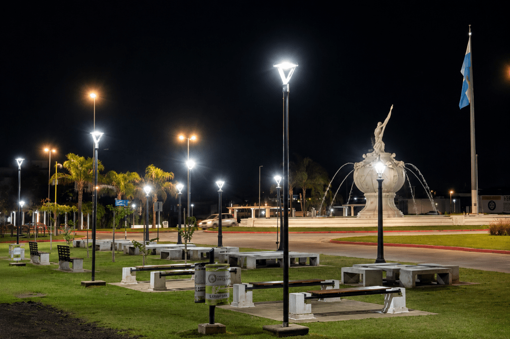 Nuevas luminarias LED instaladas en la costanera de Bell Ville, en el entorno del Puente de la Historia.