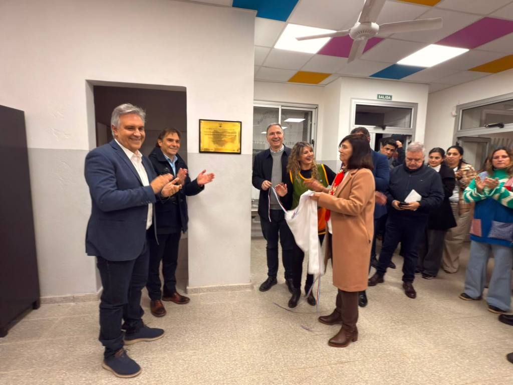 Juan Manuel Moroni y Martín Llaryora recorren e inauguran nuevas aulas para salas de tres años en Bell Ville.