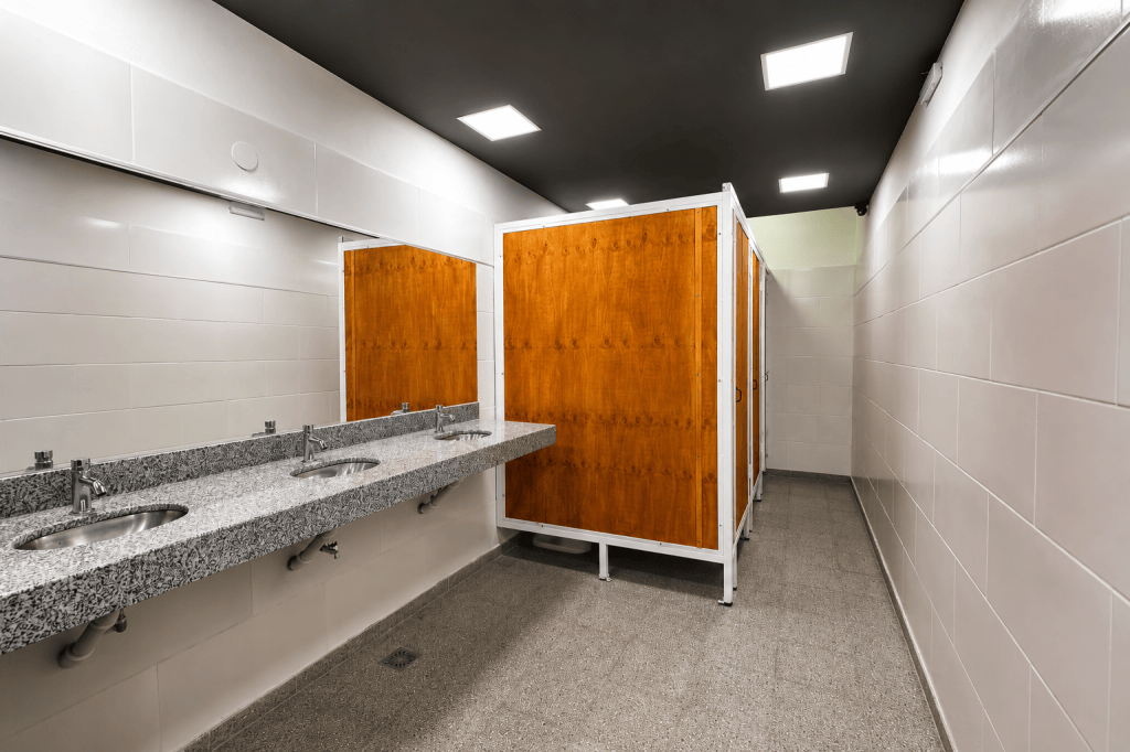 Nuevos sanitarios renovados de la terminal de ómnibus de Bell Ville, con instalaciones modernas, accesibles y totalmente refaccionadas.