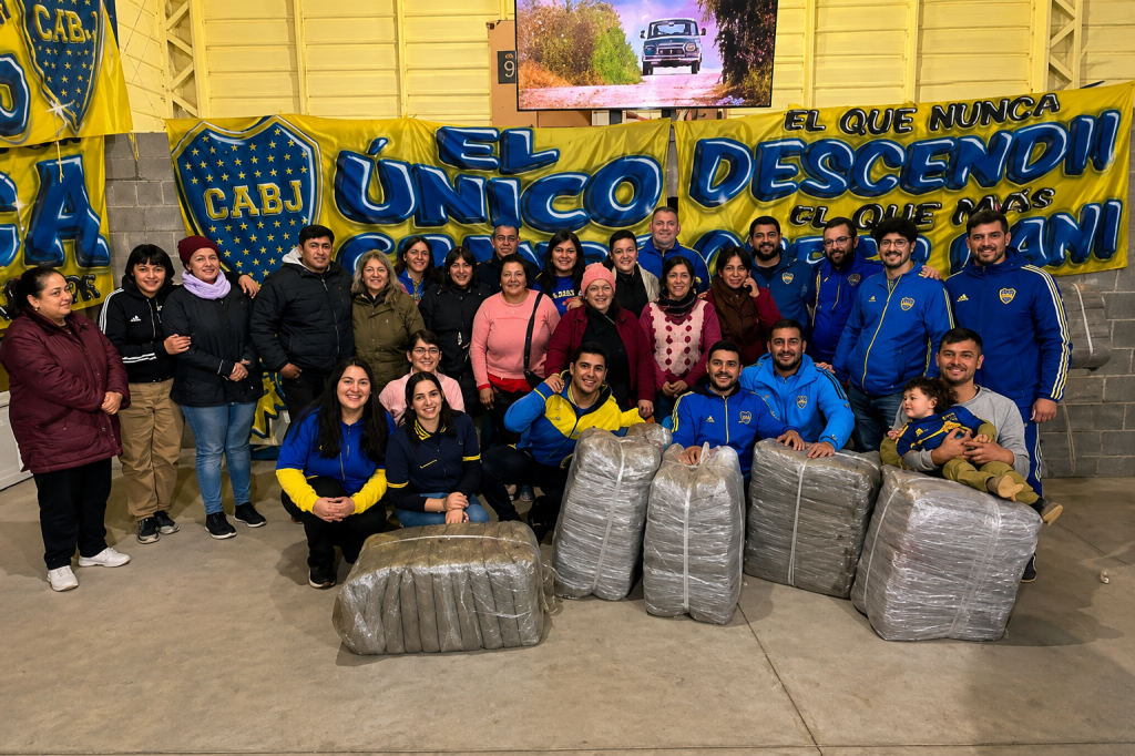 Integrantes de la Peña de Boca Juniors de Bell Ville entregan frazadas de la campaña Invierno Solidario a instituciones de la ciudad.