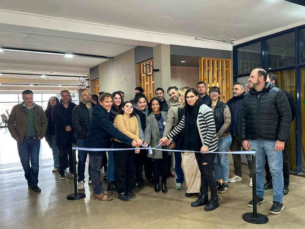 El intendente Juan Manuel Moroni inaugura los nuevos sanitarios renovados de la terminal de ómnibus de Bell Ville junto a funcionarios y vecinos.