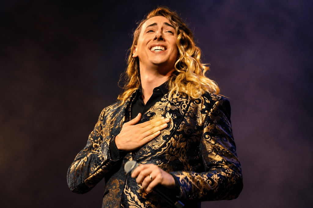 Martín Masiello, cantante lírico argentino, durante una presentación artística.