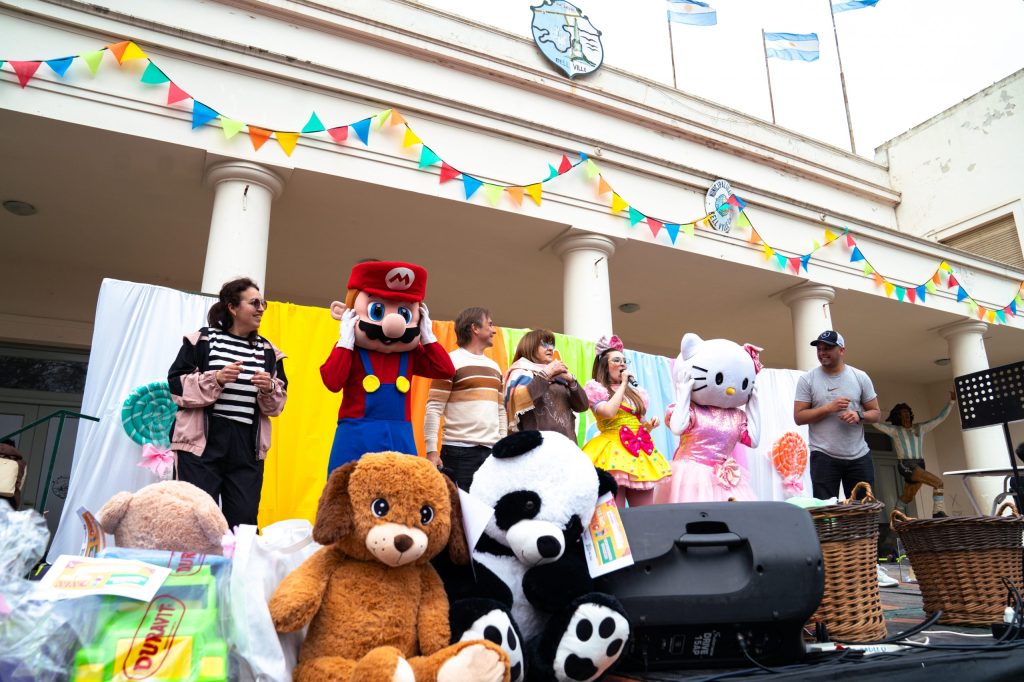 Celebración del Día del Niño en la Plaza 25 de Mayo de Bell Ville, con familias participando de las actividades recreativas.