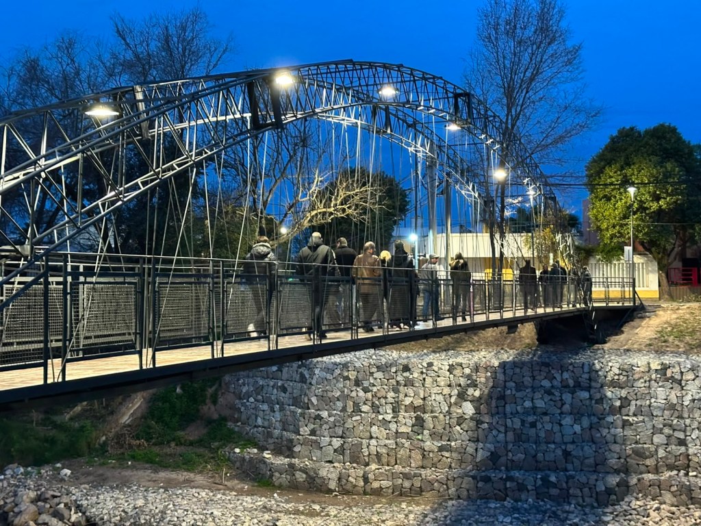 Pasarela Malharro-Belgrano renovada sobre el río Ctalamochita luego de los trabajos realizados por la Municipalidad de Bell Ville.