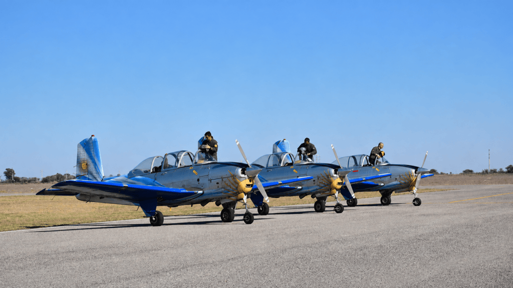 Tres aviones durante una exhibición aérea, imagen ilustrativa del Festival Aéreo del Aero Club Bell Ville.