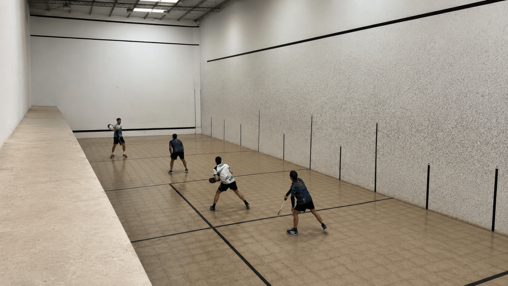 Jugadores disputan un partido de pelota a paleta en las instalaciones del Club Bell de Bell Ville.
