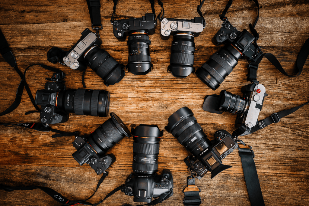 Cámaras fotográficas utilizadas como imagen ilustrativa del Taller de Fotografía Inicial que se dictará en la Biblioteca Cárcano.