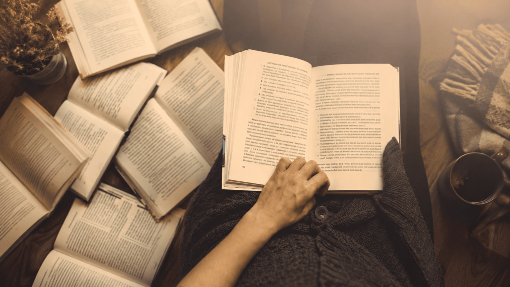 Libros abiertos y apilados como imagen ilustrativa del encuentro de escritores organizado por Sentir en Palabras en Bell Ville.