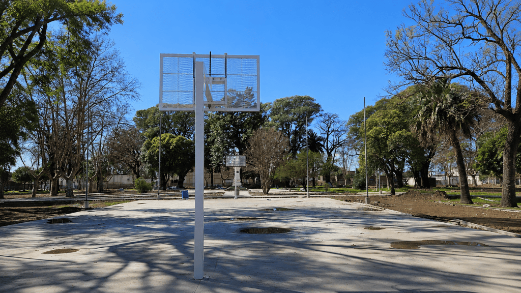 Cancha de básquet de la Plaza Rubén Márquez durante las obras de renovación y puesta en valor del espacio público.