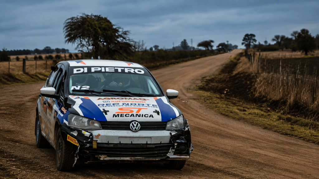 Auto de competición durante la quinta fecha del Rally Regional disputada en Bell Ville.