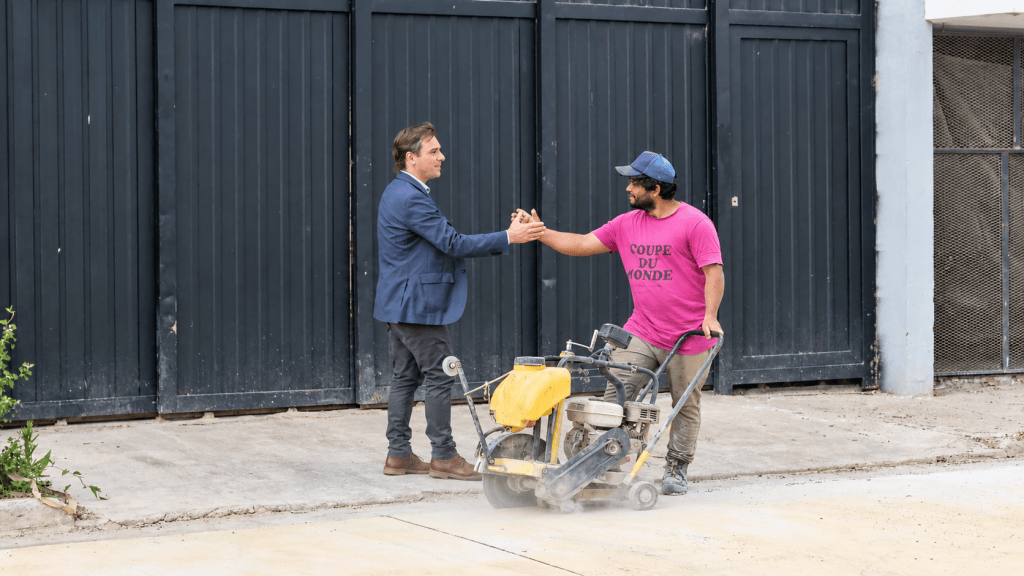 El intendente Juan Manuel Moroni recorre la obra de pavimentación en barrio Portal del Río junto a integrantes del equipo municipal.