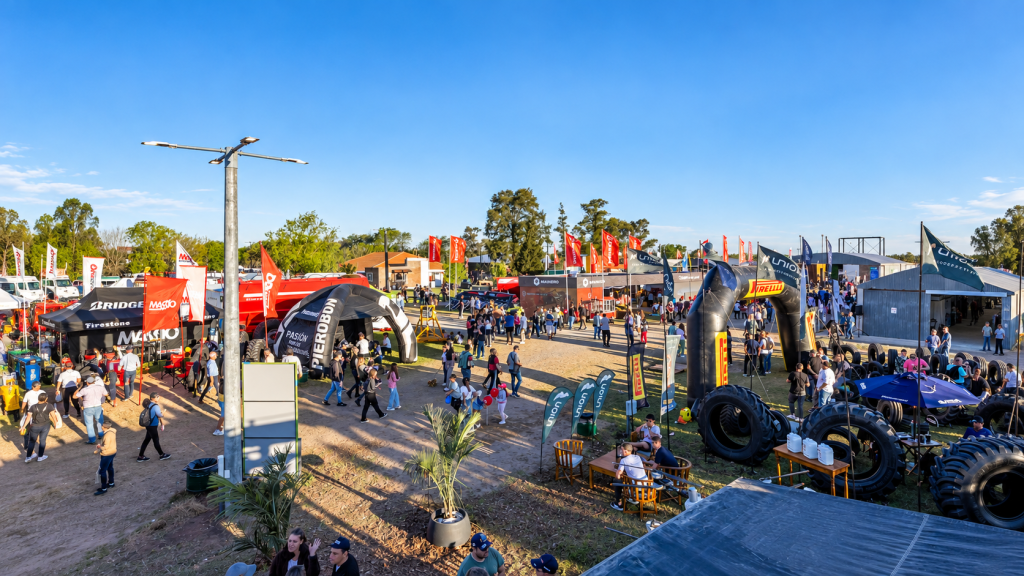 Público y expositores durante una edición anterior de ExpoBell en la Sociedad Rural de Bell Ville.
