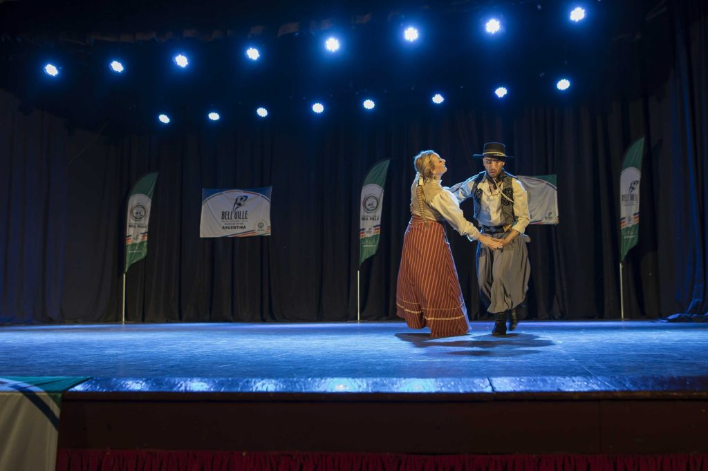 Artistas participan del Pre Cosquín en el Teatro Coliseo de Bell Ville.