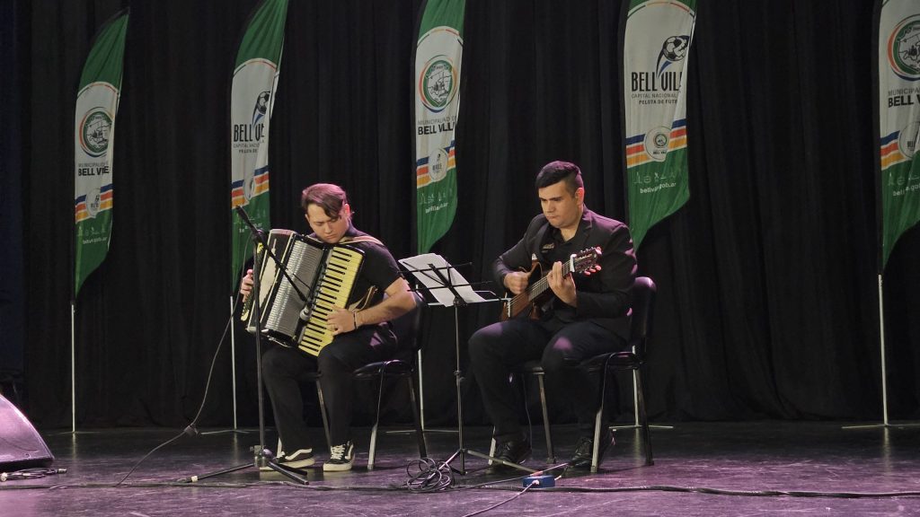 Artistas participan del Pre Cosquín 2027 en el Teatro Coliseo de Bell Ville ante el público presente.