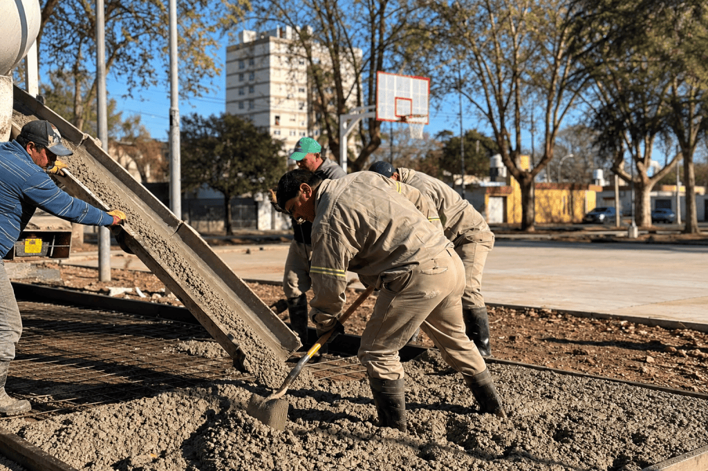 Obras de renovación en la plaza Rubén Márquez, donde avanza la instalación de nuevas columnas y luminarias.
