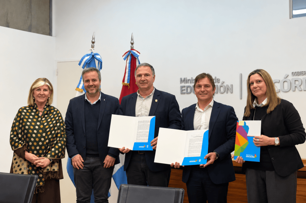 El intendente Juan Manuel Moroni y funcionarios sostienen el convenio firmado con el Ministerio de Educación de Córdoba por “Los Núcleos en tu Escuela”.