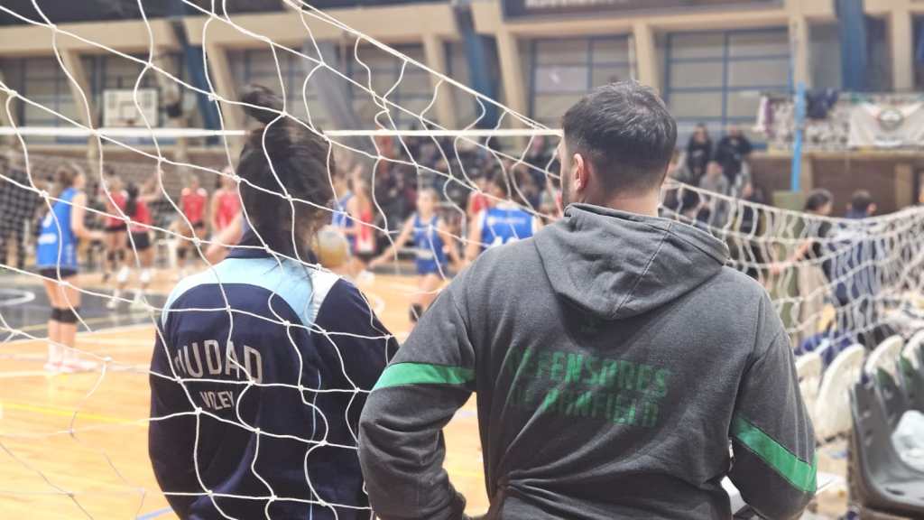 Jugadores participan de la 25ª edición del Abierto Nacional de Vóley realizado en Bell Ville.